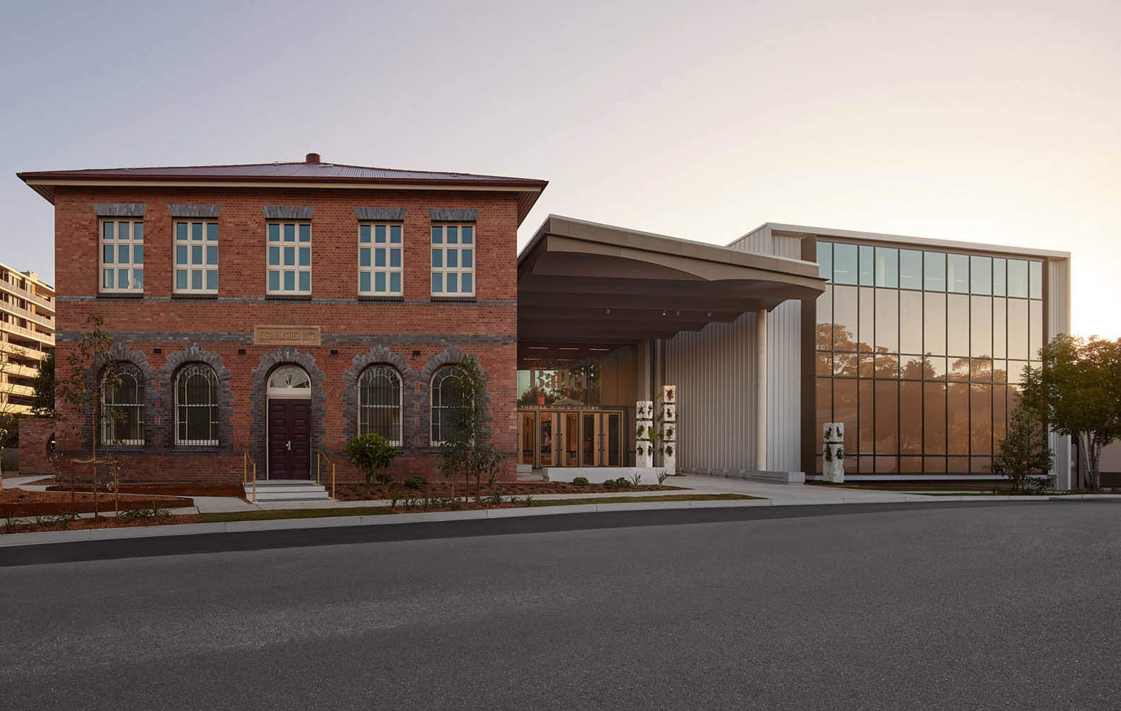 feature-vaulted-ceiling-entrance_03