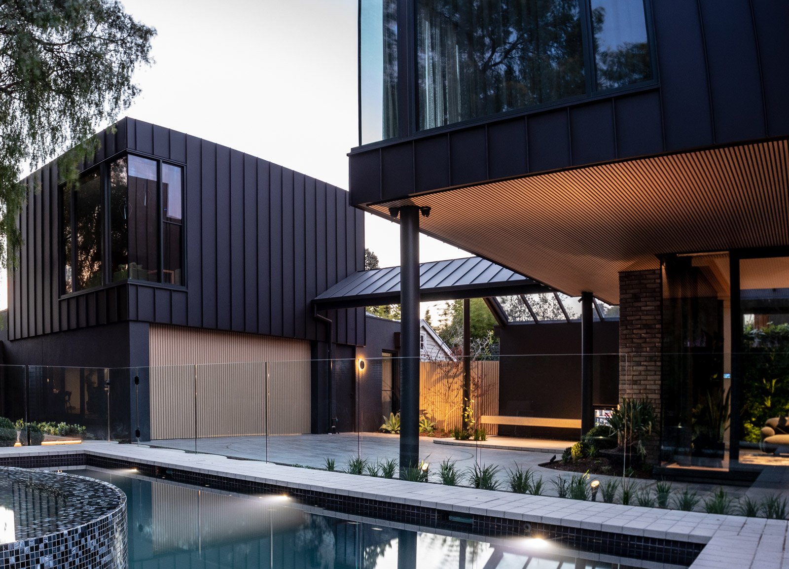 stephen-st-aluminium-garage-door2