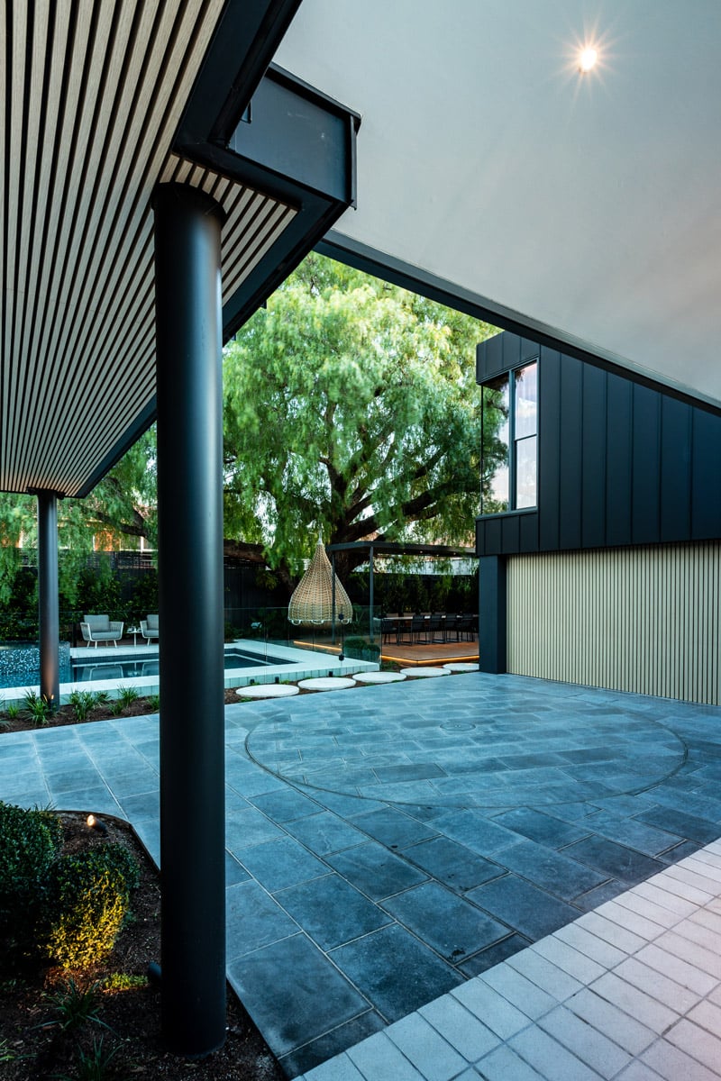 stephen-st-aluminium-garage-door3