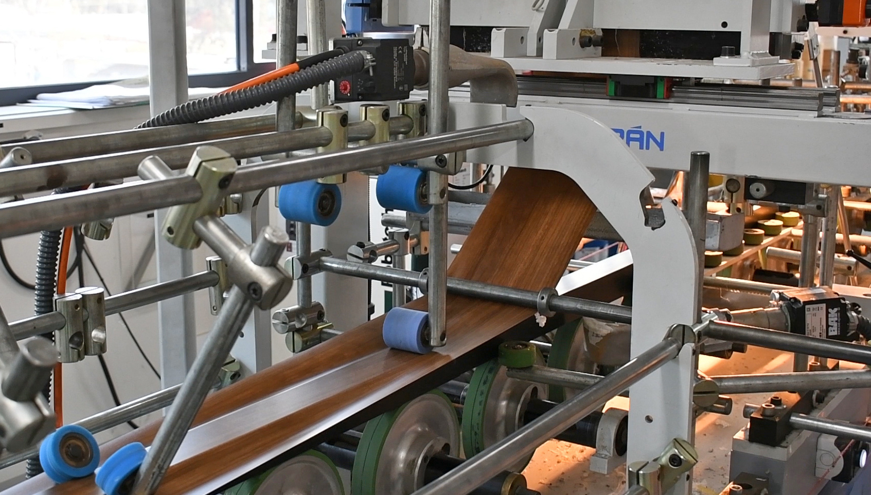 Sculptform Aluminium Veneering Machine
